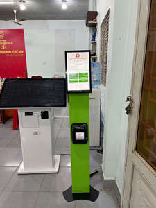 Kiosco Inteligente para Gestión de Filas con Análisis de IA y Control en la Nube |   Terminal Interactivo de Autoservicio de 15.6 Pulgadas |   AT-KIOSK156 |   OEM Ava - Product Image 3