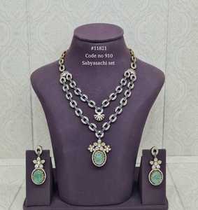 11821 Ensemble collier superposé et boucles d'oreilles classique en laiton avec pendentif ovale rose en pierre doublette AD, bijoux ton Mehandi pour femmes, mariage et fête - Product Image 4