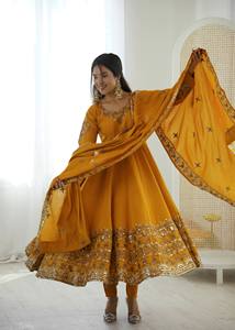 Traje Anarkali Rosa Estilo Bollywood con Seda Romana y Adornos de Lentejuelas - Product Image 4