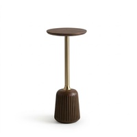 Table d'appoint ronde en bois au design élégant et contemporain avec bordure en laiton métallique, design moderne pour salon et maison