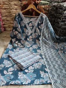 เสื้อผู้หญิงลำลองแบบยาว ผ้าฝ้ายออร์แกนิก พิมพ์ลายดอกไม้ ชุดคุรติ 3 ชิ้น กางเกงและผ้าคลุมไหล่ |   คอวี |   ไซส์พลัส (M-10XL) |   ระบายอากาศได้ดี - Product Image 2