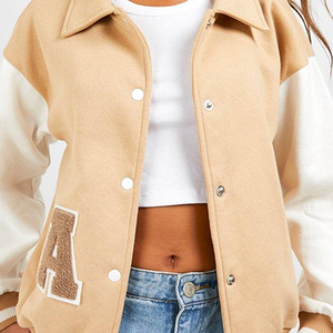 Chaqueta Varsity para Mujer SPORTEX WEARS, Color Beige con Mangas Blancas y Letras Bordadas, Corte Regular, Cuello Camisero, para Otoño - Product Image 5