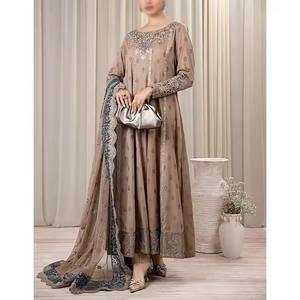 Robe de mariée pakistanaise haut de gamme rose poussière sculpturale avec épaulettes structurées et franges à pampilles - Product Image 4