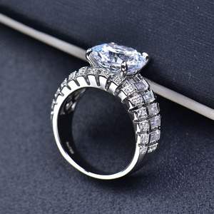 Bague de fiançailles pour femme en moissanite taille ovale avec sertissage pavé et taille n°9 - Product Image 1