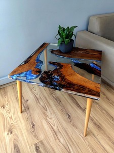 Table basse artisanale en époxy et bois avec design unique en résine, idéale pour une décoration intérieure élégante, disponible à prix de gros - Product Image 3