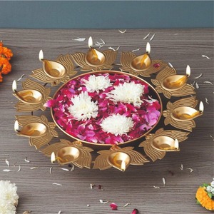 Vente en gros de bol Urli en métal finition laiton de luxe, centre de table avec fleurs flottantes et supports pour Diya, pour décoration de mariage festive - Product Image 6
