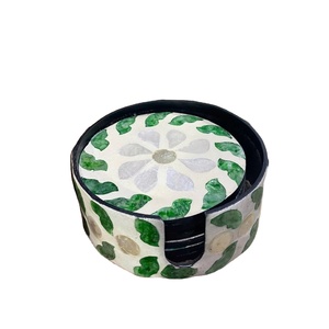 Best seller 2025 Mantel individual de ratán redondo con asas de madera y parte inferior de Mother of Pearl - Product Image 1