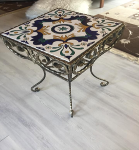 Mesa auxiliar cuadrada de estilo vintage con incrustaciones de mosaico y base de hierro forjado disponible a precios de mayorista. - Product Image 1