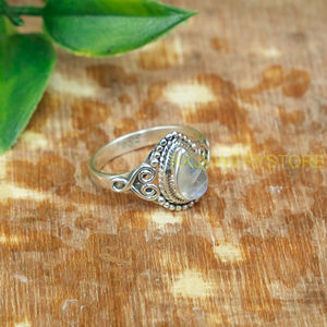 Bague en argent sterling 925 faite à la main avec pierre de lune |   Bague Statement en Pierre de Lune Arc-en-ciel Naturelle |   Bijoux vintage bohèmes en argent pour unisexe - Product Image 5