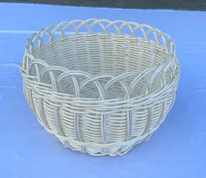 Bol en bambou blanc avec bord floral conique, polyvalent pour les arrangements floraux, les présentations de fruits, la décoration dans les salons et les cuisines - Product Image 1