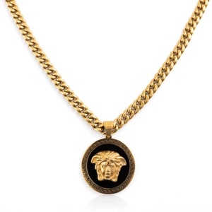 จี้รูปโคลเวอร์เคลือบสีแดงบนพื้นเงินชุบโรเดียม พร้อมสร้อยคอแบบ Curb Chain ประดับโมอิสซาไนต์ สไตล์หรูหรา - Product Image 1