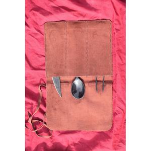 ชุดช้อนส้อมสแตนเลสสตีลคุณภาพสูง งานแฮนด์เมด สไตล์ยุคกลาง 3 ชิ้น พร้อมปลอกหนัง  แบบใหม่ - Product Image 2