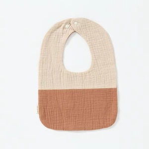 Bavoirs bébé beige et vert menthe en coton antibactérien, design minimaliste - Product Image 3
