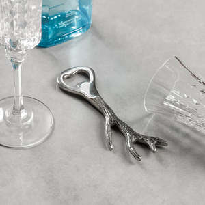 Décapsuleur en argent antique en forme de bois de cerf, outil de bar décoratif en métal avec design rustique en corne de cerf, accessoire de comptoir de cuisine haut de gamme - Product Image 5