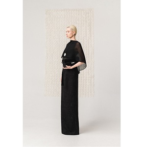 เสื้อเบลาส์ขายส่งสำหรับผู้หญิง OBSIDIAN FLOW CAPE เสื้อคลุมหรูหราสำหรับฤดูร้อนและฤดูใบไม้ผลิ ODM เสื้อเบลาส์ผ้าไหมไตรอะซิเตทเกาหลีพรีเมียมสำหรับผู้หญิง - Product Image 3