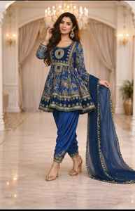 ชุดเดรสสีชมพูฟูเชียสไตล์ชนเผ่าอัฟกานิสถาน ประดับด้วยงานกระจกสีทองลวดลายประณีตและตกแต่งด้วยหิน เหมาะสำหรับสวมใส่ในชีวิตประจำวัน - Product Image 5