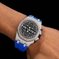 Ultra-Luxuriöse Iced-Out VVS Moissanit-Diamant Glas-Charm-Uhr Rundes Gehäuse Blaues Gummiarmband Maßgefertigte Hip-Hop-Uhr für Männer und Frauen
