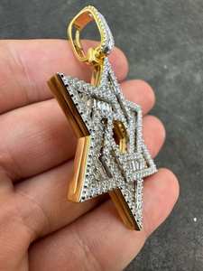 Collar con Colgante de Cruz de Seis Puntas, Moissanita con Engaste de Garra Tipo Baguette, Cadena Chapada en Oro Estilo Hip Hop para Unisex - Product Image 2