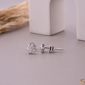 Elegantes Pendientes de Flor con Diamantes Cultivados en Laboratorio en Oro Blanco Sólido de 18K |   Diseño de Racimo Floral - Product Image 5