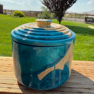 Tarro de almacenamiento rústico de madera con tapa para guardar especias, café, azúcar, té e ingredientes secos en una cocina de estilo rústico. - Product Image 1