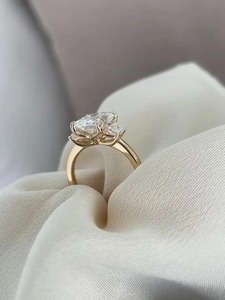 Bague de fiançailles pour femme en or 18 carats avec trois diamants de laboratoire taille radiant de 4 carats, pierres latérales trapézoïdales, certifiée IGI, clarté VVS2 - Product Image 5