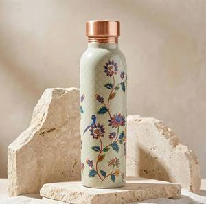 Botella de cobre con diseño floral y tapa de cobre, artículos para beber con estampado único y beneficios ayurvédicos del yoga. - Product Image 2