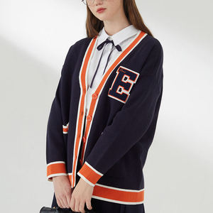 เสื้อคาร์ดิแกนถักไหมพรมสีขาว คอวี สไตล์วินเทจ แต่งขอบสีเขียว ปักตัวอักษร E สไตล์พรีปปี้ สำหรับผู้หญิง เสื้อกันหนาวแขนยาว - Product Image 6