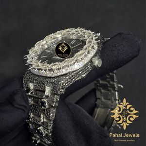 นาฬิกาข้อมือผู้ชาย Pahal Jewels หรูหรา ตัวเรือนสแตนเลสสตีล ประดับเพชร หน้าปัดทรงกลม 38 มม. ระบบควอตซ์ พร้อมหน้าปัดแซฟไฟร์ และตัวล็อคแบบพับได้ - Product Image 2