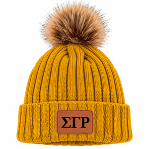 Gorro de Punto Acanalado Amarillo Mostaza con Pompón de Piel Sintética Marrón, Parche con Letra Griega, Borde Plegado, Gorro Cálido de Invierno Unisex Casual - Product Image 3