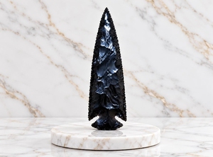Figurine en forme de pointe de flèche en obsidienne noire 100% naturelle, faite à la main, style mascotte, pour la guérison rituelle, objet d'art et de collection - Product Image 6