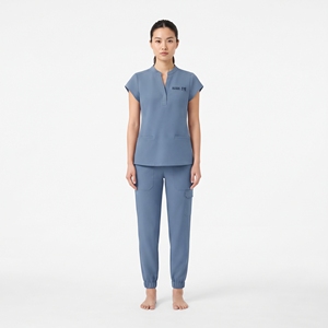Conjunto Quirúrgico para Mujer al por Mayor, Uniforme Médico Personalizado con Logo, Blusa con Cuello en V y Pantalones Jogger para Enfermeras y Hospitales - Product Image 2