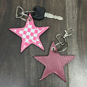Nouveauté 2025 Porte-clés en cuir à carreaux avec étoile de créateur Charme d'étoile mignon Accessoires tendance Porte-clés et porte-cartes Cadeau pour femmes - Product Image 6