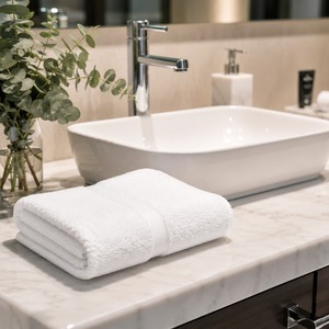 Serviette de toilette en coton pur super doux, blanche, 550 GSM, absorbante, de luxe, pour le séchage des mains et du visage, disponible à la vente - Product Image 1