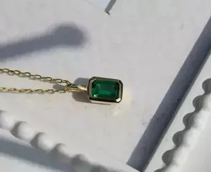 Collar con colgante de moissanita verde corte esmeralda, plata de ley 925 chapada en oro, joyería fina minimalista para mujer, regalo. - Product Image 2