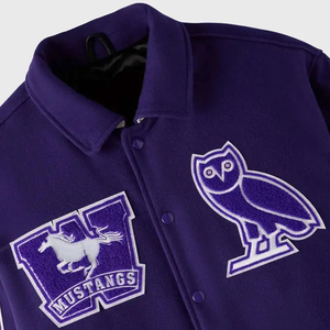 Chaqueta Varsity Morada para Hombre, Estilo Preppy, Logotipo Bordado de Mustangs y Búho, Cuello Camisero, Lana y Poliéster, Ropa de Otoño - Product Image 4