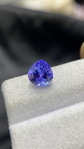 Pierre naturelle certifiée Tanzanite taille cœur, couleur et éclat excellents, Zoisite naturelle 1,70 carat, nette à la loupe - Product Image 4
