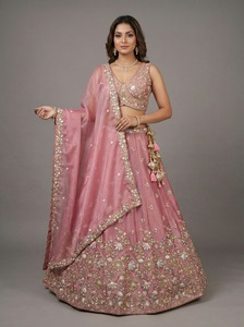 Ensemble Lehenga indien pakistanais en soie brodée rose, longueur au sol, avec blouse sans manches et dupatta, tenue de mariée florale - Product Image 1