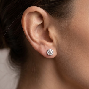 Boucles d'oreilles clous en or blanc 18 carats avec diamants naturels, serti halo, pierres centrales rondes, monture galerie pour femme, MOQ personnalisé 1 pièce - Product Image 4