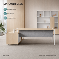 Bureau de direction moderne en L avec armoire latérale, plateau en grain de bois clair, cadre blanc, panneau de modestie gris, usage commercial