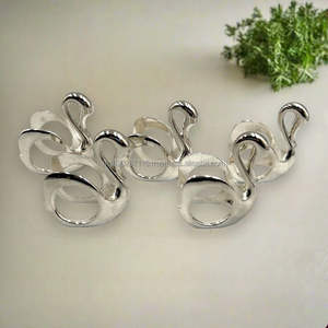 Elegante servilletero de metal plateado pulido para glamorosas configuraciones de comedor con vajilla de porcelana fina a la luz de las velas - Product Image 4