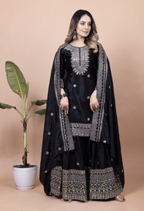 Superbe ensemble trois pièces Salwar Kameez en soie Chinon avec motif à sequins, Kameez court fluide, Sharara et broderies lourdes pour femme - Product Image 2