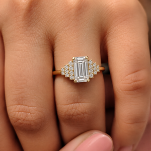 แหวนเพชรทรงเหลี่ยมมรกตแบบฝังเพชรแล็บโกรว์ ทองคำ 14K 18K สีเหลือง DEF VVS น้ำหนักรวม 2.25 กะรัต รับรองโดย IGI ชุบโรเดียม SHREERAJ SOLITAIRE - Product Image 2