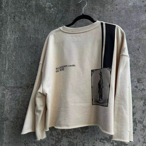 เสื้อสเวตเชิ้ตแฟชั่นใหม่ ผ้าคอตตอนเทอร์รี่ ทรงโอเวอร์ไซส์ พิมพ์ลาย DTG ไหล่ตก แต่งดีเทลขาดๆ แขนยาว ทรงบ็อกซี่ ตัดสั้น - Product Image 2
