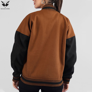 Veste varsity à manches longues de style actuel, couleur contrastée marron et noir, avec logo brodé et fermeture à boutons pour femmes - Product Image 4