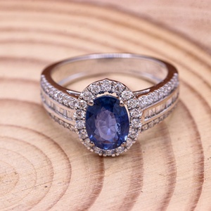 Bague de fiançailles en or blanc 18 carats avec halo de saphir bleu ovale naturel |   Bijoux fins avec accents de diamants, cadeau pour femmes - Product Image 4