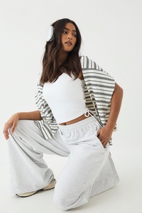 Pantalones deportivos anchos de poliéster y algodón para mujer, color gris, estilo casual, largos, con logotipo personalizado. - Product Image 3