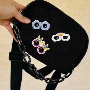Badge brodé personnalisé DIY, petit patch en tissu, logo thermocollant ou à coudre, applique pour vêtements, sacs, casquettes, chapeaux, fabrication OEM - Product Image 1