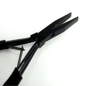 Pinzas Profesionales de Alta Calidad para Extensiones de Cabello, de Acero Inoxidable, Punta Plana, Color Negro Plasma, con Agarres de Silicona - Product Image 3