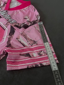 Maillot de basketball personnalisé OEM ODM en maille polyester respirante rose à col en V, impression par sublimation, coupe ample, vêtements de sport, t-shirts - Product Image 3