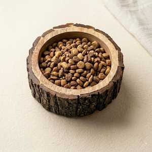 Comedero Elevado de Madera Rústica para Perros y Gatos con Borde de Corte Natural y Acabado Pulido, Plato Ecológico para Alimentación - Product Image 1